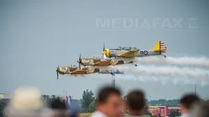 VIDEO | Acrobaţii aeriene la BIAS 2017: Peste 200 de piloţi şi paraşutişti, la Bucharest International Air Show. Intrarea, liberă