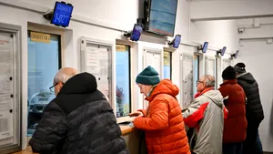 Economedia: Proiectul legii salarizării bugetarilor prevede tăierea unor sporuri, precum indemnizația de hrană și sporul pentru condiții vătămătoare