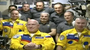 Disidenţă în spaţiu sau coincidenţă. Trei cosmonauţi ruşi au ajuns la bordul Staţiei Spaţiale Internaţionale purtând culorile similare steagului Ucrainei