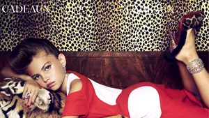 Scandal în lumea modei: Fetiţă de 10 ani, machiată şi îmbrăcată ca o femeie. Vezi fotografiile care au stârnit controverse