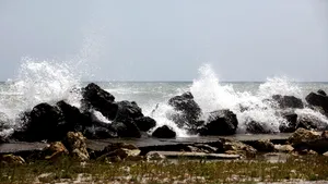 Trei bărbaţi aflaţi pe o ambarcaţiune defectă, salvaţi de poliţiştii de frontieră în dreptul staţiunii Eforie Nord - VIDEO 