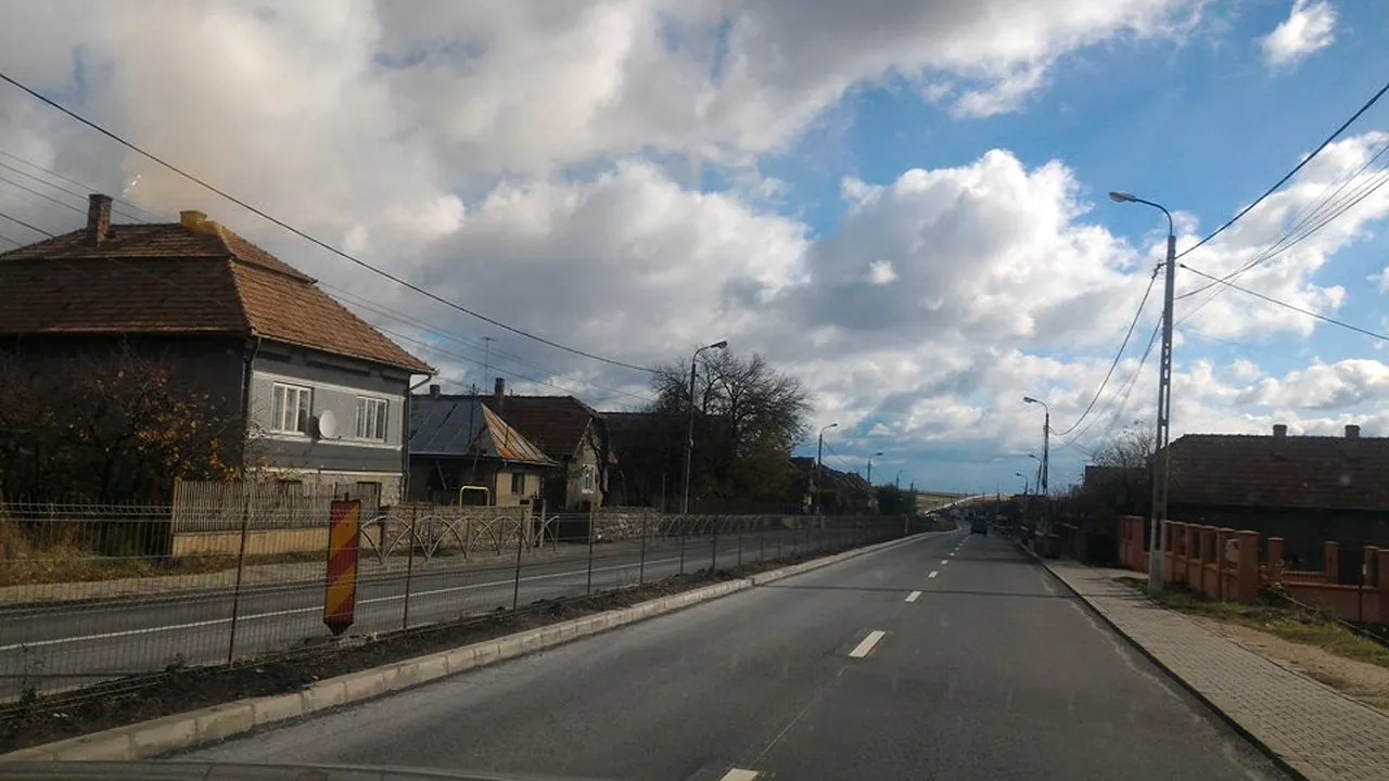 Comună din judeţul Cluj, în pragul revoltei: Separatoarele de beton de CNAIR pe DN 1 le blochează oamenilor accesul spre case şi terenuri | GALERIE FOTO