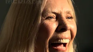 Cântăreaţa Joni Mitchell este tratată pentru un anevrism cerebral