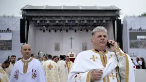 Un preot a găsit un plic cu 5.000 de euro într-o toaletă, în timpul vizitei Papei Francisc la Blaj