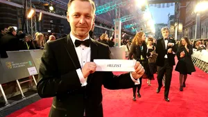 FOTO #Rezist, mesajul actorului Levente Molnár pentru românii care protestează, pe covorul roşu al premiilor BAFTA