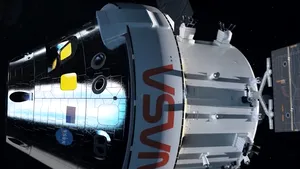 Capsula Orion, cu cei patru astronauți care au plecat spre Lună, văzută de pe o terasă din București