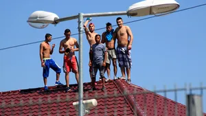 Opt penitenciare din România se confruntă cu revolte în care deţinuţii refuză mâncarea. Supraaglomerarea, motivul principal al protestelor