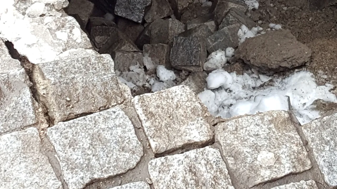 O bucată din pietonala din centrul Iaşului s-a surpat. Perimetrul a fost securizat | FOTO