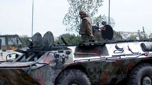 Salve de mitralieră de pe transportoare blindate, de Ziua Eroilor la Mausoleul din Topliţa