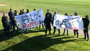 Fanii lui Manchester United protestează la baza de antrenamente a clubului împotriva proprietarilor