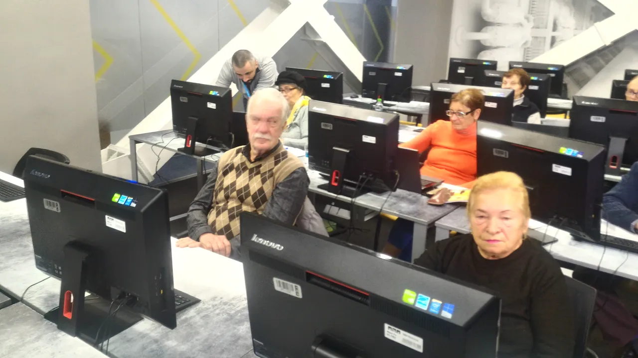 Niciodată nu este prea târziu să înveţi | Pensionarii deprind tainele IT, îi ajută să iasă din depresie şi le alungă singurătatea