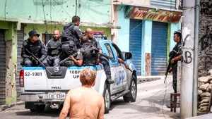 Operaţiune masivă a poliţiei într-un cartier de favele braziliene. Ţinta: un lord al drogurilor numit „3N”/ Zona s-a transformat în câmp de război