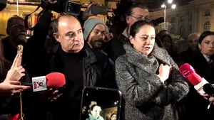 VIDEO | Protest în faţa Bibliotecii Centrale. Mai mulţi oameni vor să intre la dezbaterea lui Iohannis