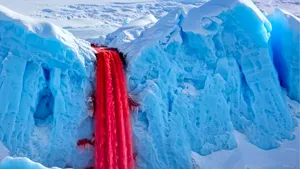 O lume care nu a văzut niciodată lumina Soarelui, ascunsă în Cascadele de Sânge din Antarctica