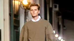 Bărbaţii români cheltuie anual aproape 10 mld. lei pe haine şi pantofi, iar brandurile lor favorite sunt H&M, Zara şi Decathlon. „Domnii cheltuie sume mai mari de bani decât doamnele, doar că mai rar”