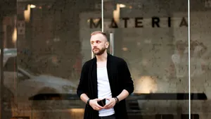 Românul care a creat un brand de mobilier cu vânzări de milioane în toată lumea. E unul dintre cele mai curajoase experimente din domeniu