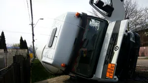 O cisternă încărcată cu 35.000 de litri de GPL s-a răsturnat în Ploieşti / UPDATE: Vehiculul, scos din şant după şase ore de la accident | FOTO