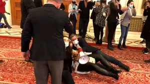 VIDEO Protest şi îmbrânceli pe holurile Parlamentului la învestirea guvernului Ciucă
