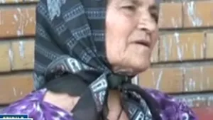 Buzău: O bătrână a aşteptat trei ore în curtea spitalului pentru a fi consultată de un medic - VIDEO