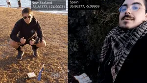 Doi bărbaţi „au făcut planeta sandwich”, la 20.000 km. distanţă unul de celălalt. FOTO