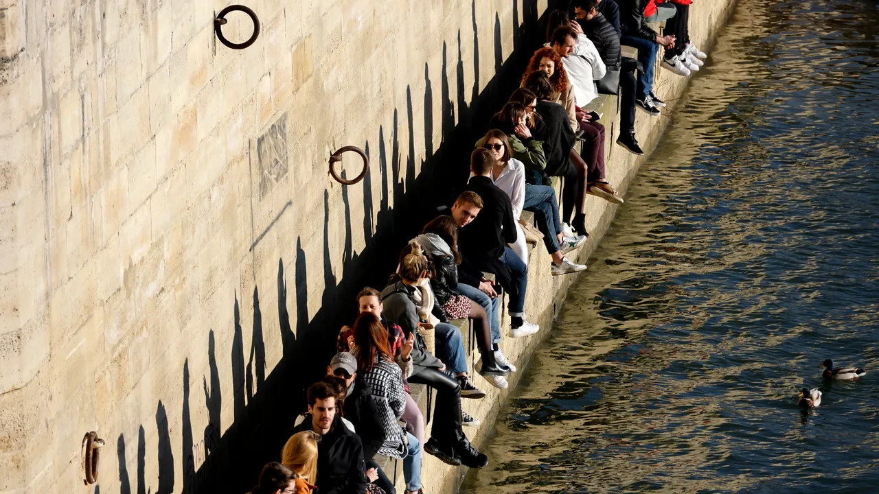 Fără stres, la Paris. Disperată, poliţia a împrăştiat mulţimea de pe malurile Senei, din cauza lipsei distanţării sociale