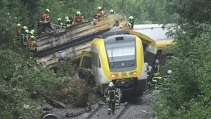 Accident grav în sudul Germaniei: Un tren a deraiat, sunt cel puțin trei persoane decedate
