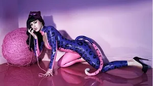 Katy Perry, în costum de latex