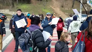 Protest la Cluj-Napoca pe legile justiţiei: Două străzi, blocate pe trecerile de pietoni | FOTO, VIDEO