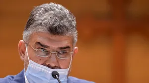 Ciolacu a rămas cu moţiunea „umflată”. Serbarea ar fi fost un succes dacă s-ar fi prezentat şi parlamentarii