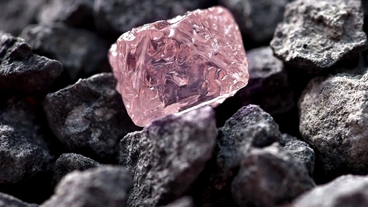 Un diamant roz uriaş, denumit Argyle Pink Jubilee, descoperit în Australia