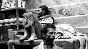 Proiect fotojurnalistic inedit al unei fotografe românce, despre crematoriul uman din Varanasi (India) / „Lacrima unui fluture” sau cum vede un european moartea