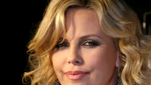 Charlize Theron ar putea juca alături de Tom Cruise în filmul 