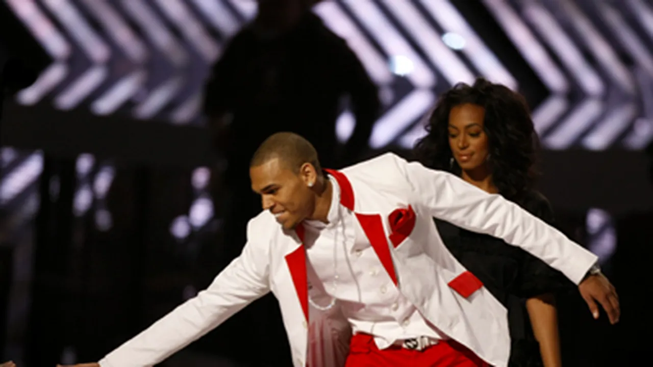 Chris Brown, marele câştigător la American Music Awards (Video)