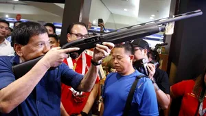 Rusia donează 5.000 de mitraliere Kalaşnikov şi camioane noi pentru armată către regimul preşedintelui filipinez Rodrigo Duterte