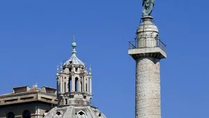Columna lui Traian a fost iluminată în culorile drapelului României, cu ocazia primei vizite oficiale de stat a unui preşedinte român în ultimii 45 de ani | VIDEO