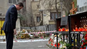 David Cameron, moment de reculegere la clubul Colectiv. Premierul britanic a depus o coroană de flori şi a aprins o lumânare - FOTO, VIDEO