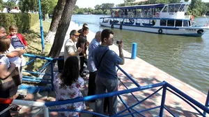 REPORTAJ - Marinar pe Lacul Herăstrău: Plimb 7.000 de oameni pe zi cu un vaporaş, nu sunt angajaţi - GALERIE FOTO, VIDEO 