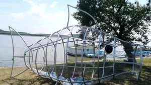 Gălăţenii au un nou prieten: Un peşte-container care „înghite” plastic, amplasat pe faleză