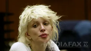 Courtney Love, atacată la Paris de protestatarii anti-Uber, a cerut intervenţia preşedintelui Hollande - VIDEO