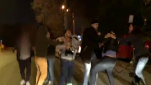 Doi paparazzi, reţinuţi după ce au lovit doi cameramani lângă localul nunţii lui Tăriceanu. Ei au antecedente penale