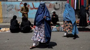 În Afganistan, femeile suferă în tăcere. A trecut un an de când talibanii au preluat puterea