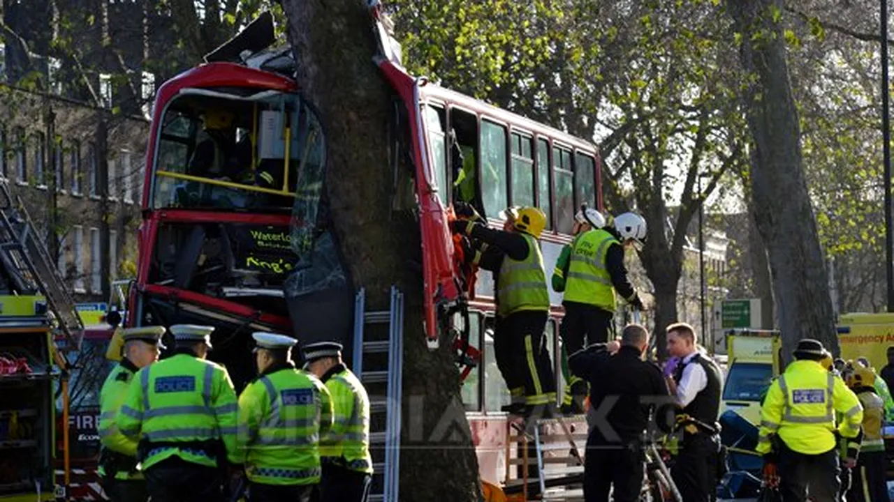 ACCIDENT de autobuz la Londra: Cel puţin 19 oameni au fost răniţi