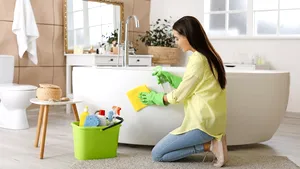 Curăţenia în baie este o joacă de copil cu un detergent profesional bun