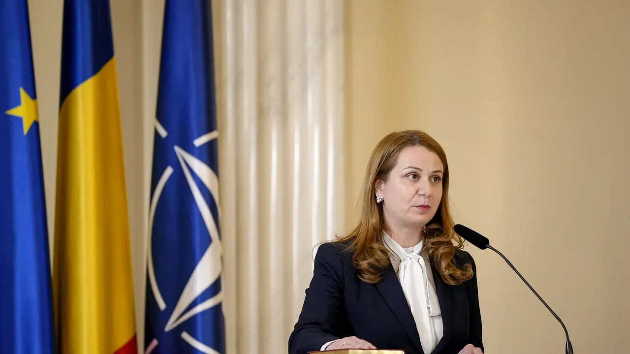 Plângere împotriva Ligiei Deca: Blochează reducerile la transportul local în comun al studenţilor