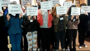 Elevilor şcolii din Piteşti care refuză prezenţa unui coleg cu ADHD li s-a scăzut nota la purtare/ Studenţii se pronunţă în favoarea copilului exclus - VIDEO