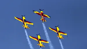 VIDEO | BIAS 2017: Spectacol pe cer, emoţii şi nervi la sol. Mii de oameni, la cel mai mare show aviatic din România
