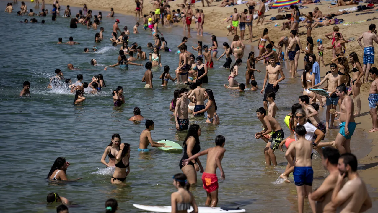 Autorităţile ruse din Novorossiysk limitează accesul la plajă după un atac cu drone maritime