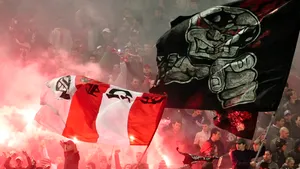 Jucătorii dinamovişti au aruncat fanilor fulare în care se aflau torţe