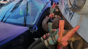 Accident feroviar: Două persoane rănite după ce maşina în care se aflau a fost lovită de tren