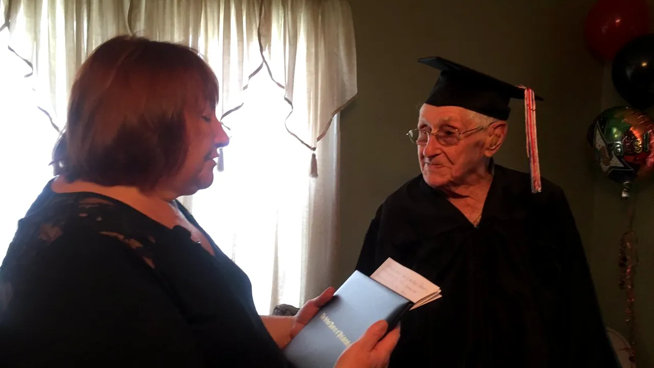 FOTO VIDEO Un supravieţuitor al celui de-al doilea Război Mondial, în vârstă de 97 de ani, este proaspăt ABSOLVENT de liceu